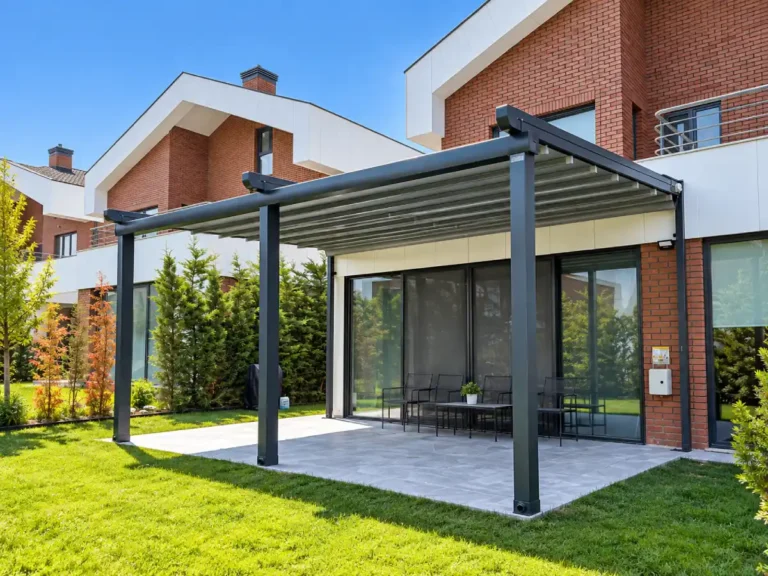 Müstakil ev bahçesi antrasit pergola tente